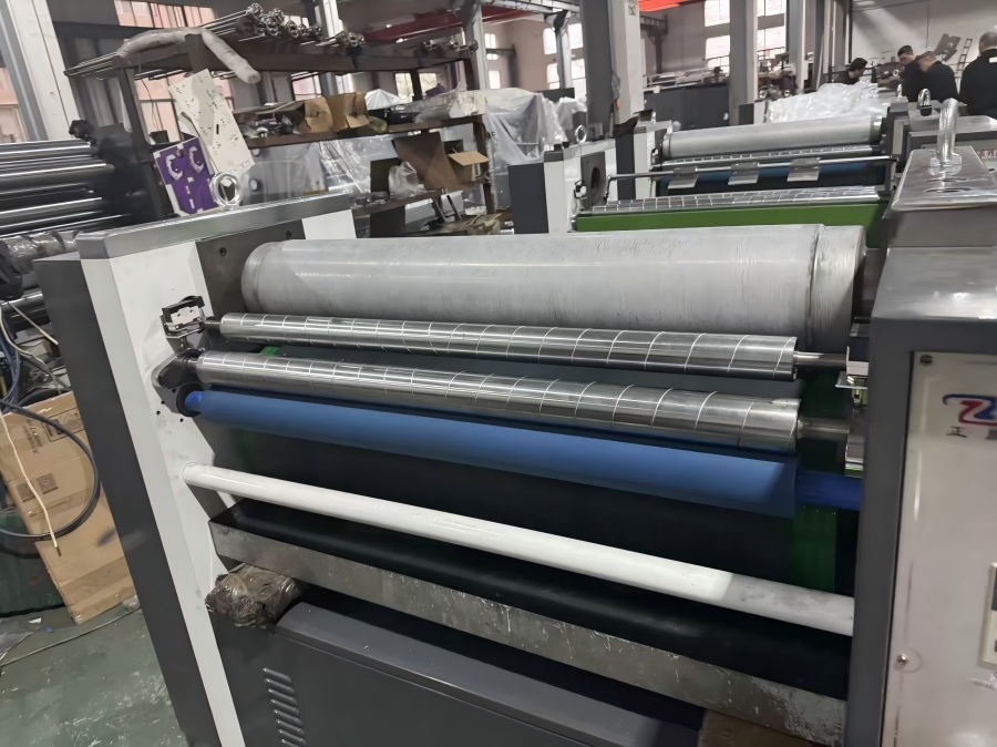 Се произведува машината за втиснување од индустриско ниво YF-920C на NEW STAR!